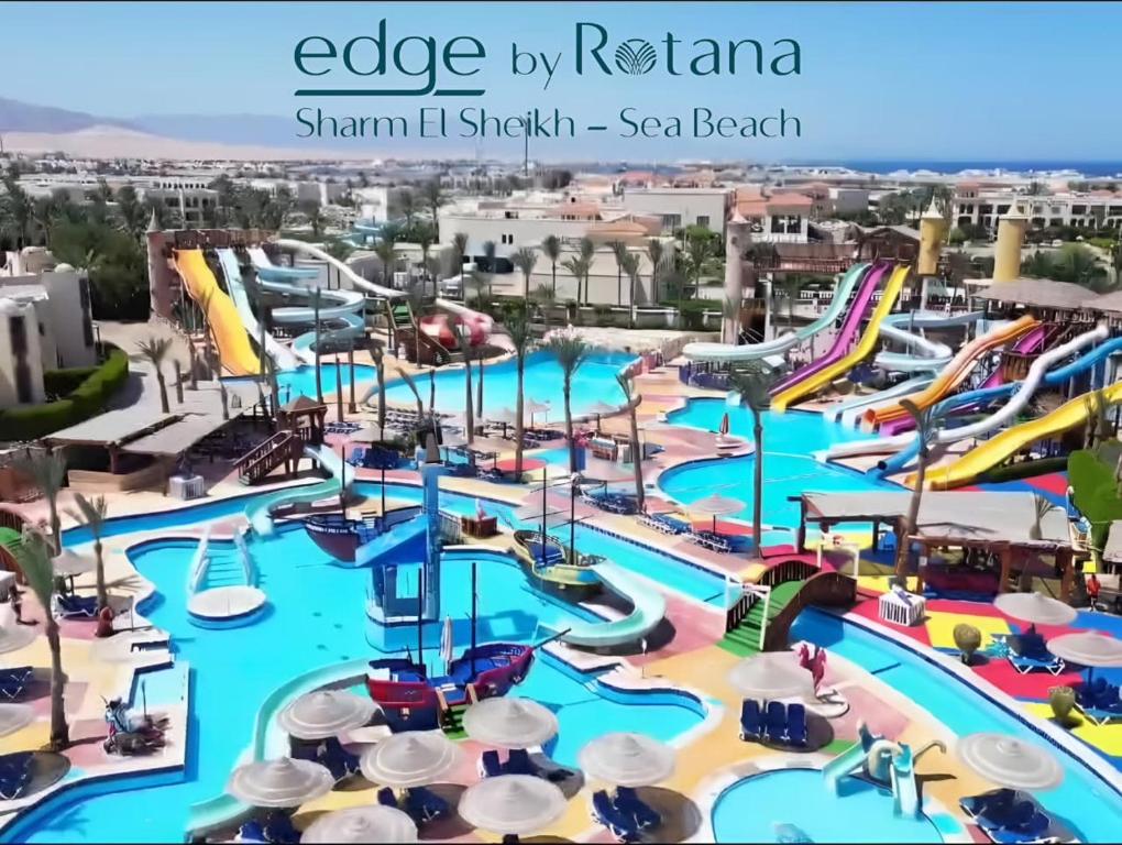 ein Bild eines Wasserparks in einem Resort in der Unterkunft Sea Beach Edge By Rotana in Sharm El Sheikh
