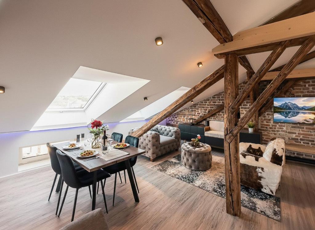 Loft mit Küche I Self Check-in I Parkplatz I WIFI I CREST Housing ...