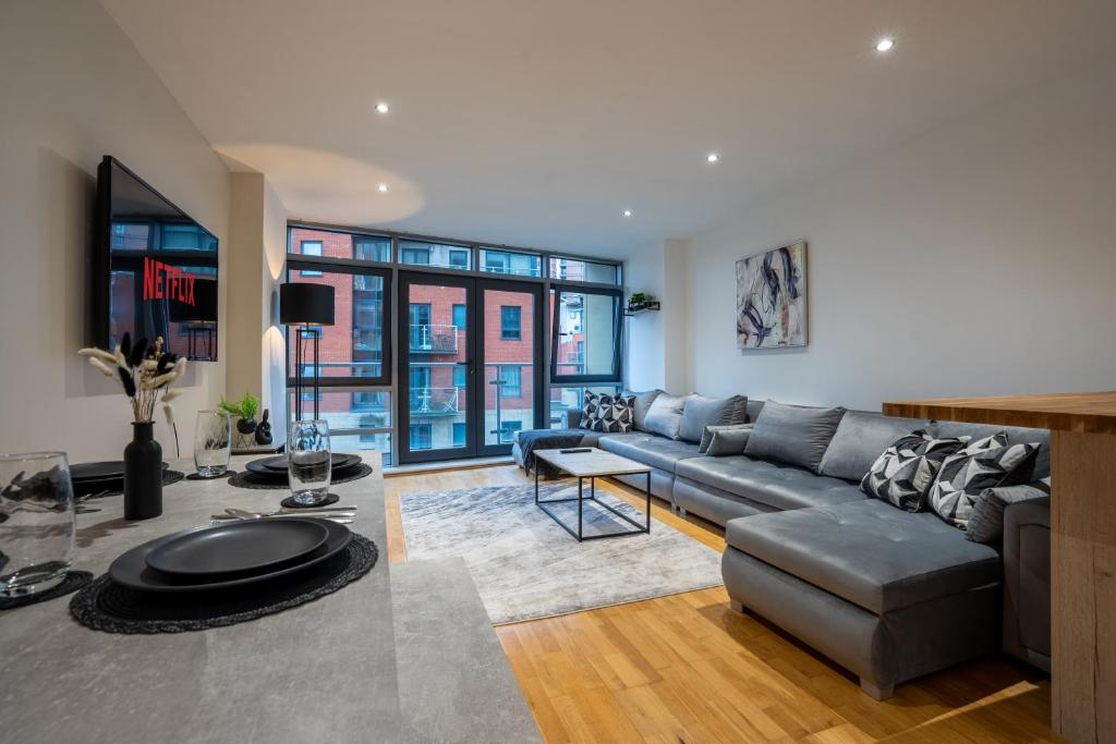 een woonkamer met een bank en een tafel bij Spacious 2BR Apt - City Centre - Balcony - Parking in Central Station