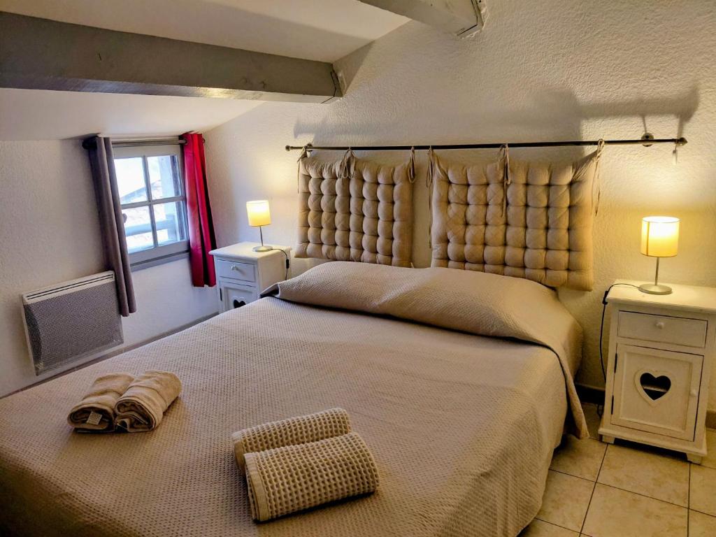 une chambre avec un grand lit et une fenêtre dans l'établissement Spacieux appartement tout confort proche plage et centre ville Wifi Animaux bienvenus, à Saintes-Maries-de-la-Mer