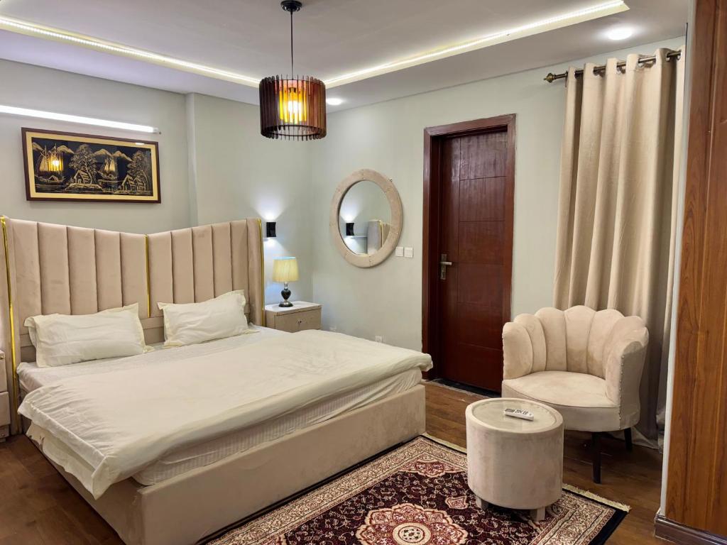 Ένα ή περισσότερα κρεβάτια σε δωμάτιο στο Luxury Apartment Islamabad
