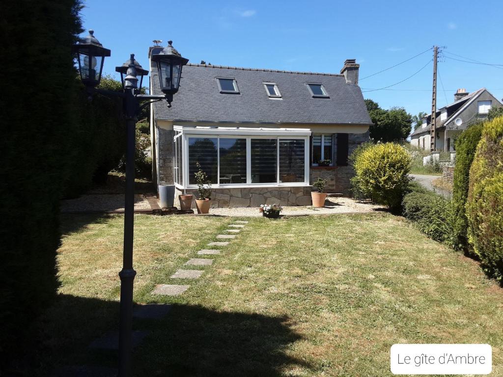 una luz de la calle en el patio de una casa en Le Gîte d’Ambre, en Locmaria-Berrien