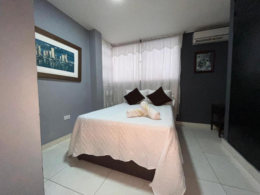 a bedroom with a large bed with a window at Aloha Rodadero in Gaira