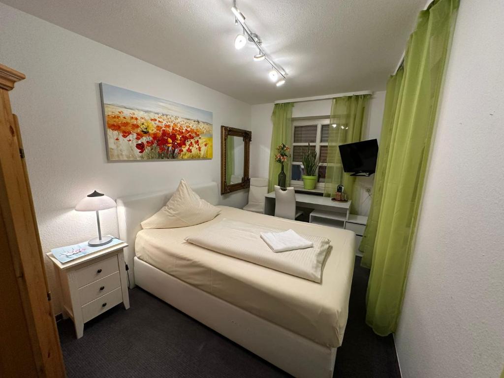 Hotel Goldene Rose - Single Room With Private Bathroom