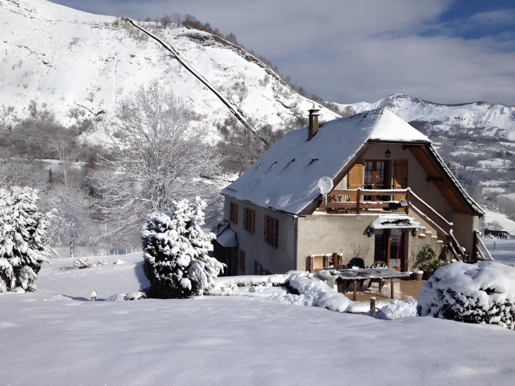 a house in the snow with a ski lift at Gite Les Alberts - L'Estagnol in Arrens-Marsous