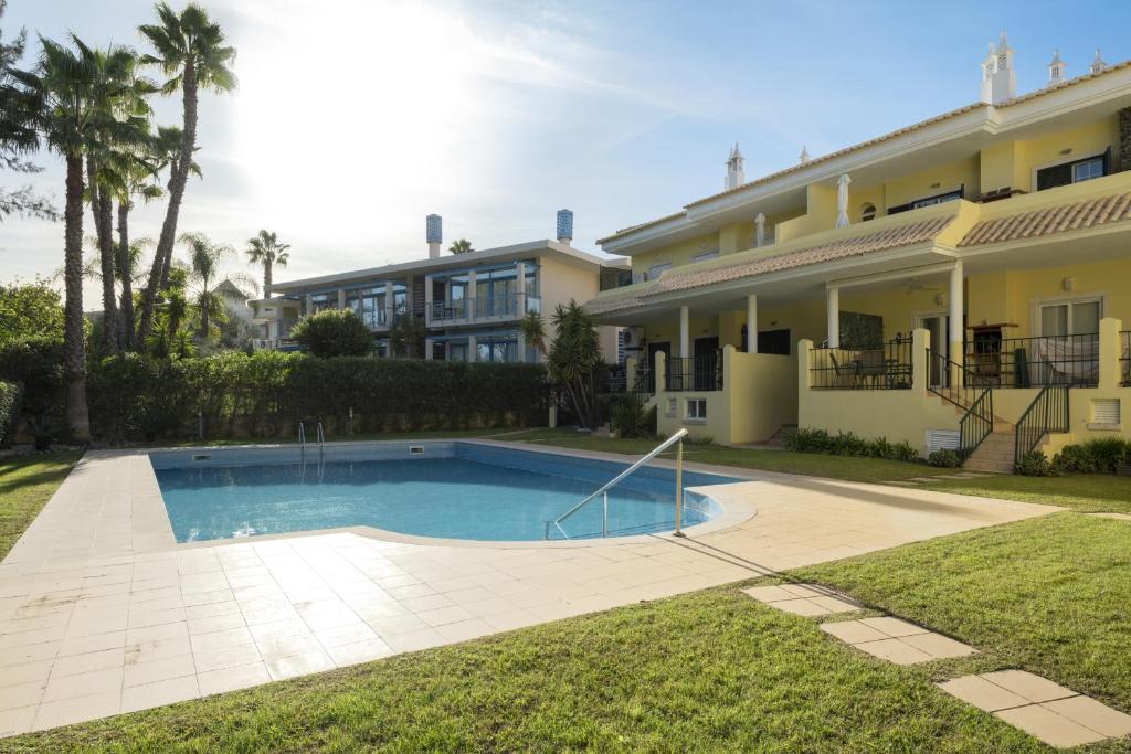 Mar e Golfe - Pool with golf view by HD