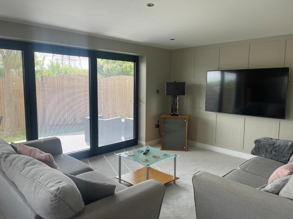 Μια τηλεόραση ή/και κέντρο ψυχαγωγίας στο 2-Bedroom Cottage Peaceful Countryside Ledsham