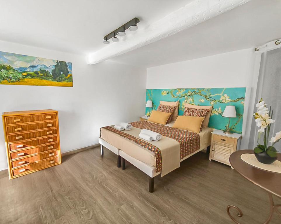 Un pat sau paturi într-o cameră la Les Amandiers - L'Isle d'Or