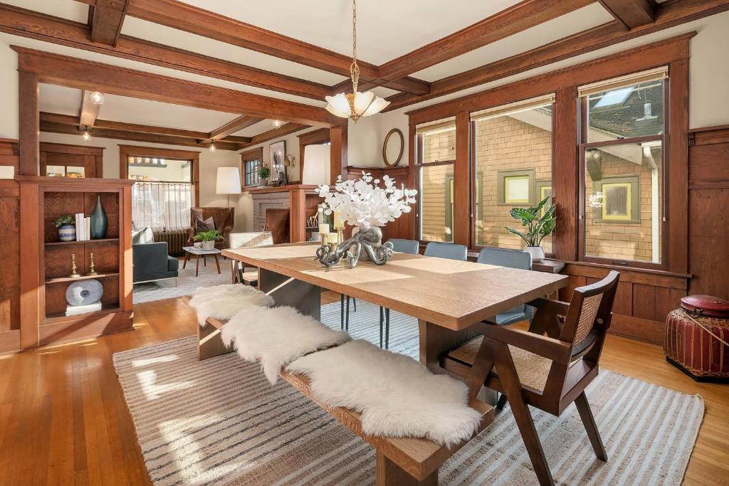 Refined Seattle Craftsman - Perfect Family Retreat near Parks, Zoo & UW ...