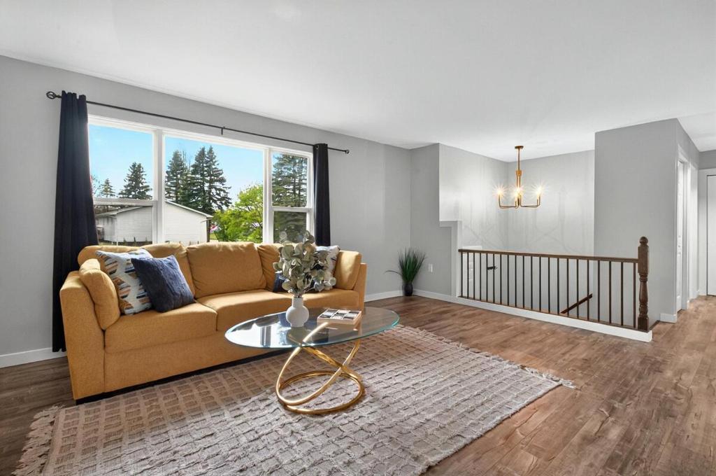 un salon avec un canapé et une table dans l'établissement Luxurious Retreat in Moncton, à Moncton