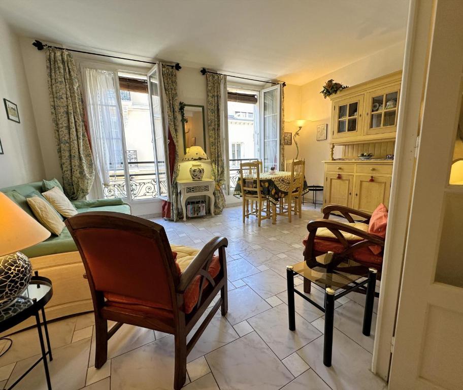 Provencal apartment - walk to beach and Palais