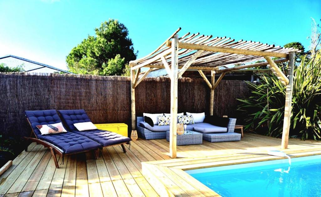 Bazén v ubytování Villa de charme SPA - Piscine - Etang nebo v jeho okolí