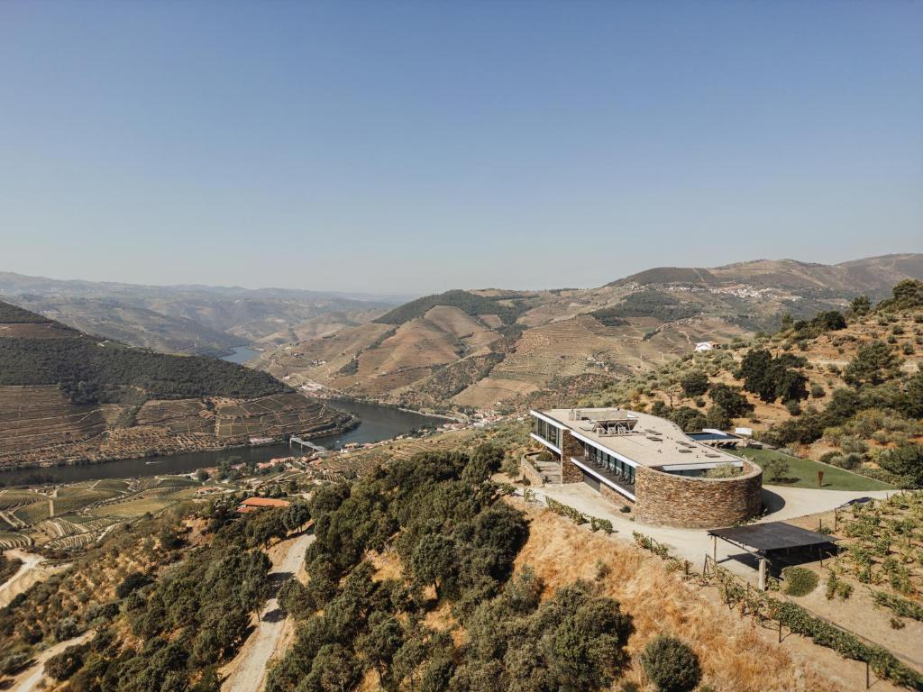 ein Gebäude auf einem Hügel mit Flussblick in der Unterkunft Quinta Vale das Papas in Casal de Loivos