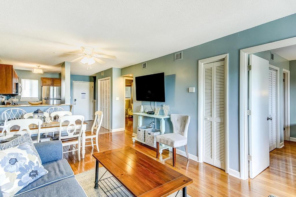 TV a/nebo společenská místnost v ubytování Hilton Head Resort 4413