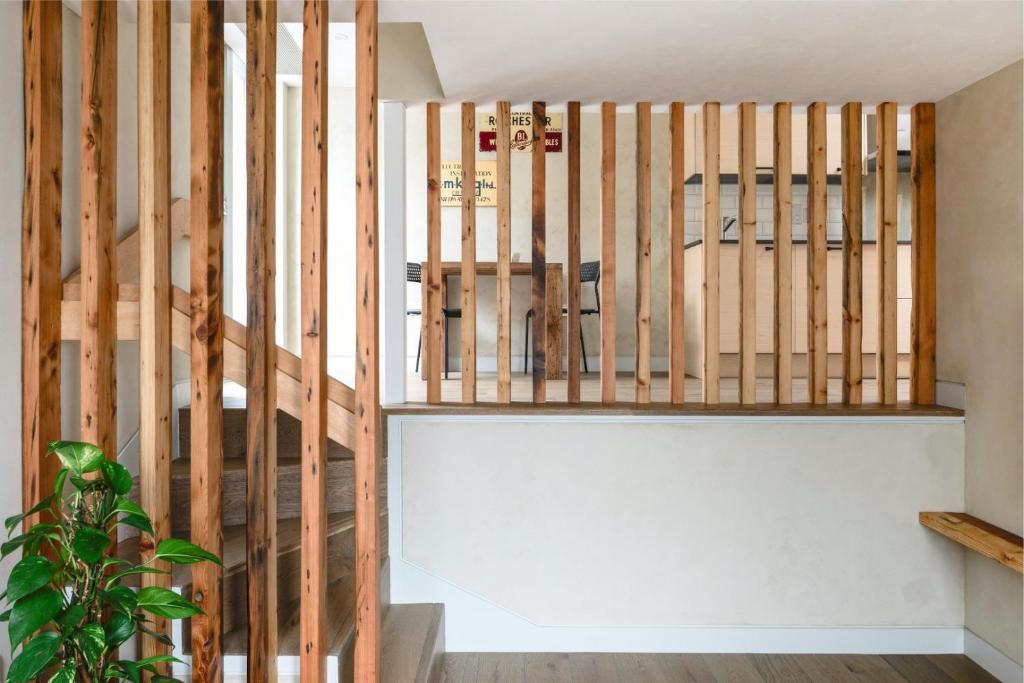 eine Treppe in einem Haus mit Holzgeländer in der Unterkunft Modern Chatham home with garden retreat in Chatham