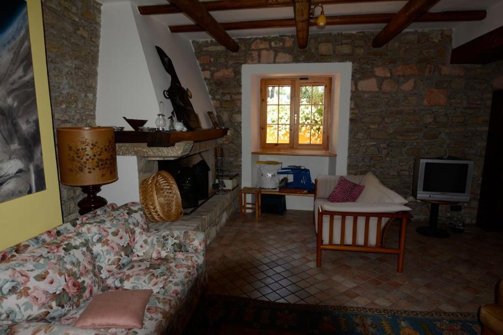 a living room with a couch and a tv at Villa Nunzia in Cupramontana