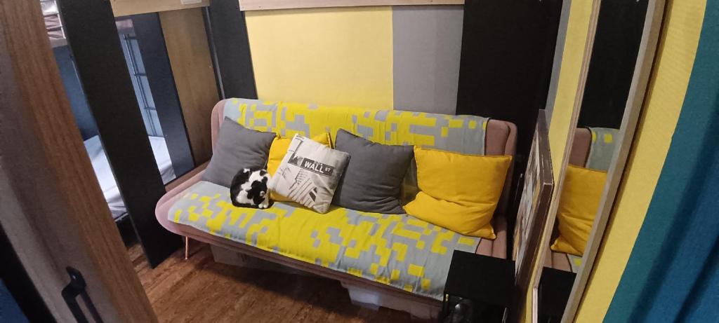 een bank met veel kussens in een kamer bij Chambre Privée Familiale 13m2 in Le Kremlin-Bicêtre