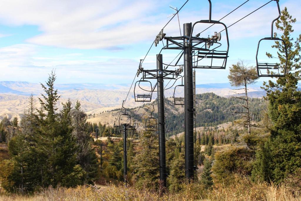 een paar skiliftstoelen op een berg bij Bogus Basin Comfort -226 D in Bogus Basin