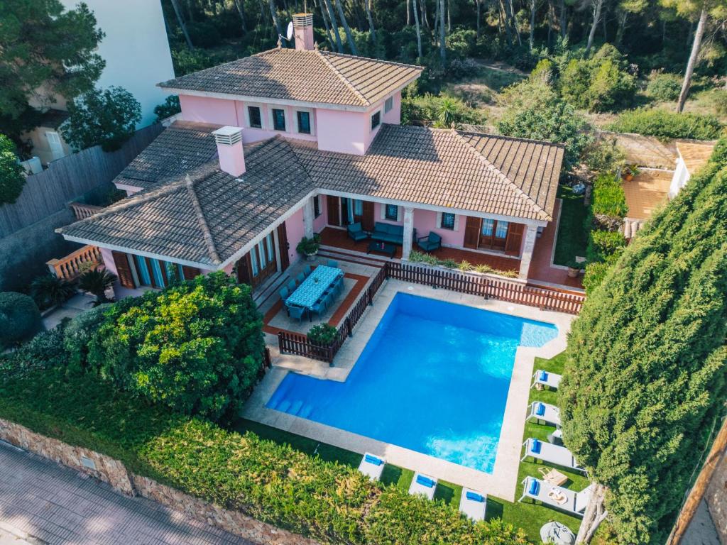 una vista aerea di una casa con piscina di Villa Damar a Can Picafort