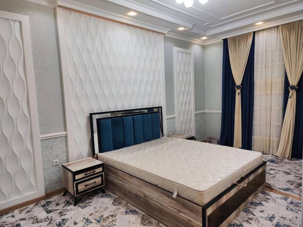 een slaapkamer met een groot bed in een kamer bij Gold 99 in Samarkand