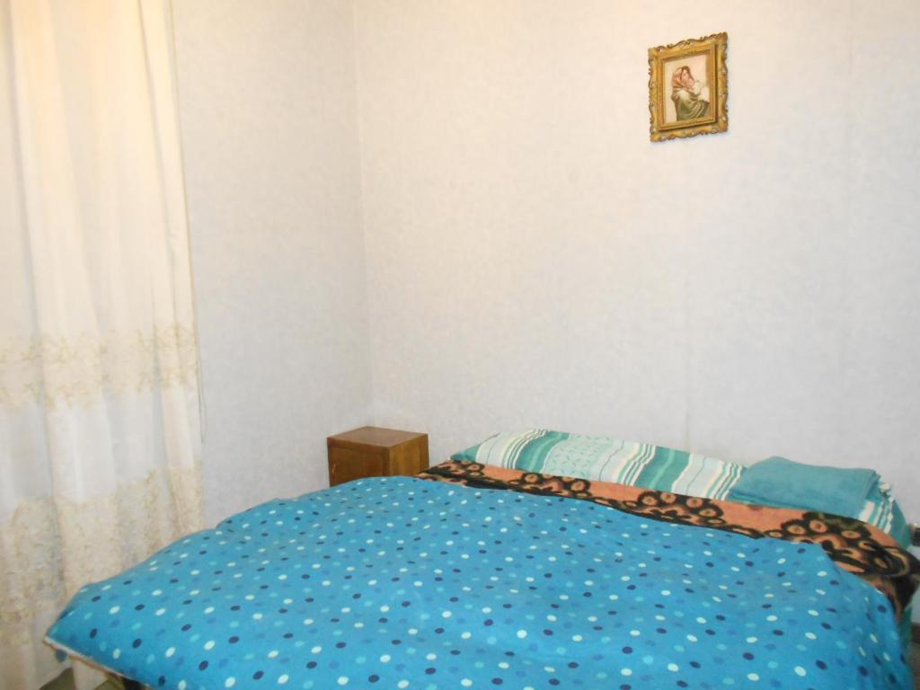 1 dormitorio con 1 cama con edredón azul en Casa di Roma en Roma