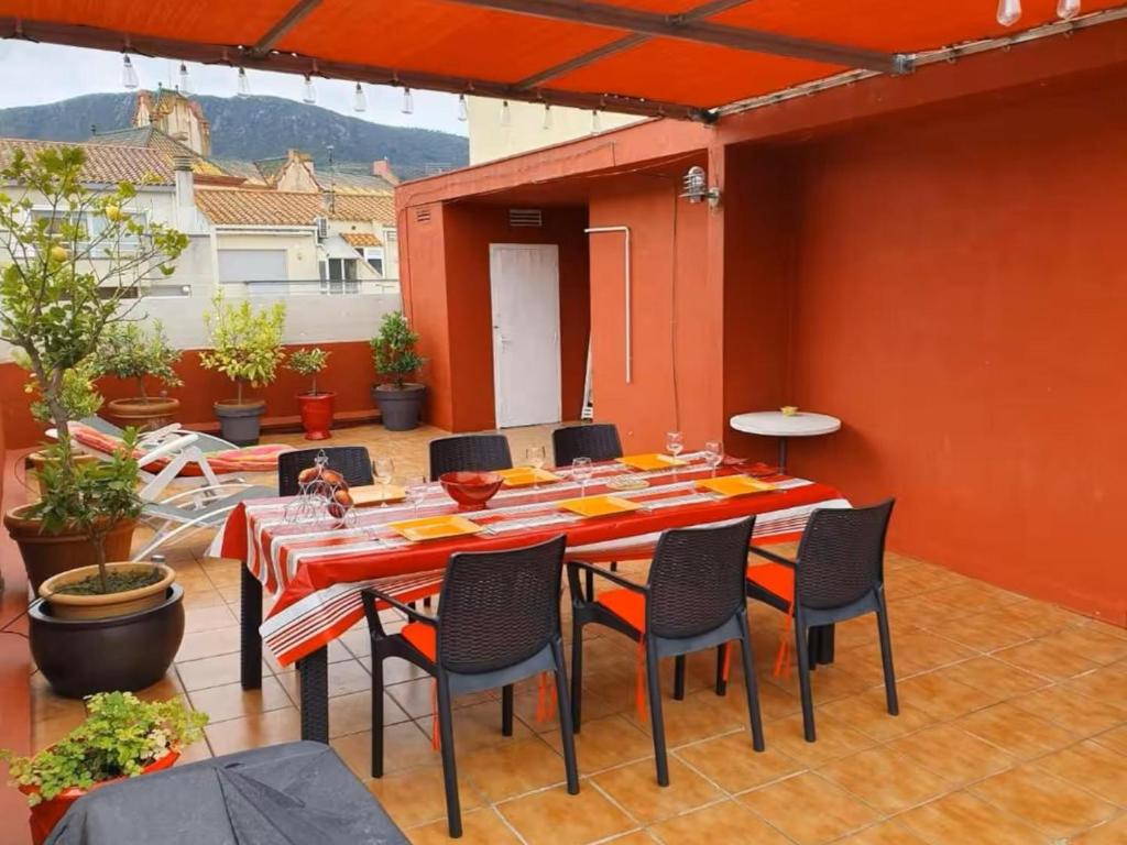 eine Terrasse mit einem Tisch und Stühlen auf einer Terrasse in der Unterkunft AMETLLERS - Apartamento renovado y totalmente equipado, situado muy cerca del centro histórico de Llançà - ES-228-193 in Llança