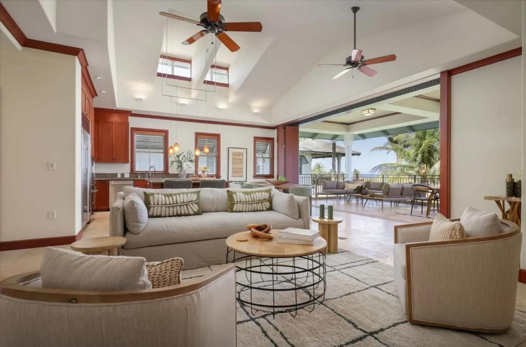 Χώρος καθιστικού στο Luxury Kolea Penthouse with Beach Access