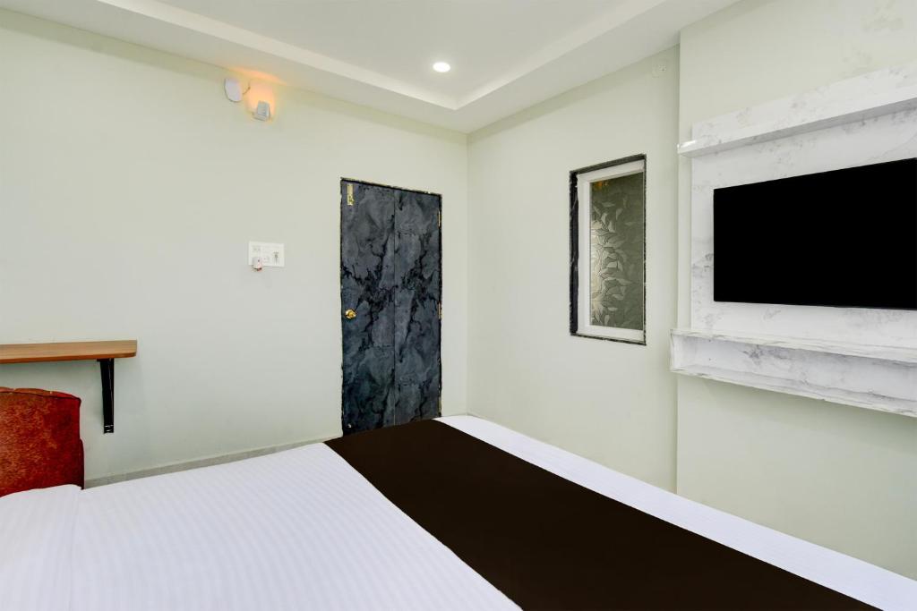 Μια τηλεόραση ή/και κέντρο ψυχαγωγίας στο Hotel O Srinika premium near airport