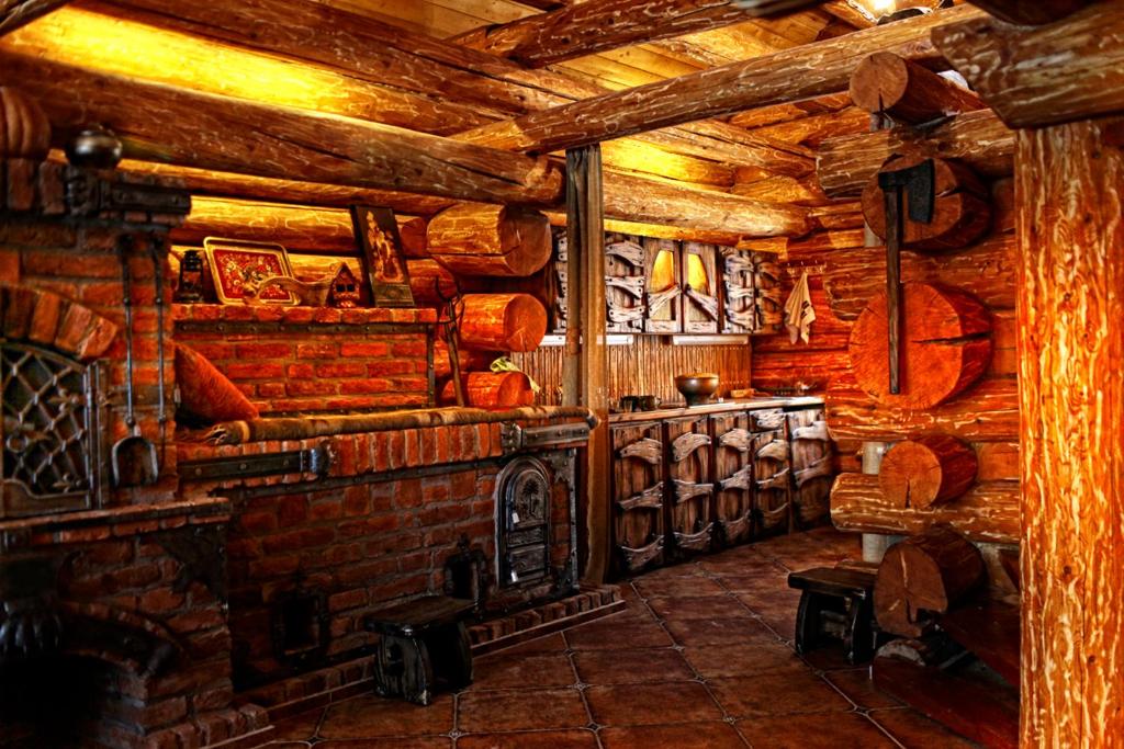 ウージュホロドにあるVedmezha Berlogaの木製の壁が特徴のログキャビン内の客室です。