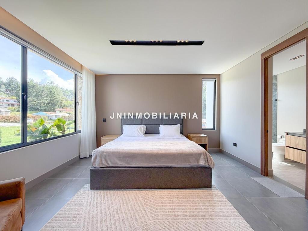 Кровать или кровати в номере Apartamento de lujo a 3 minutos del Aeropuerto JMC 301