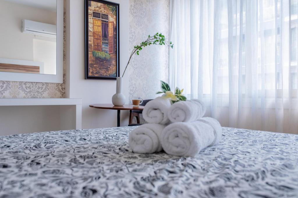 Postel nebo postele na pokoji v ubytování Finikoudes gate