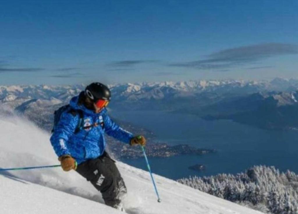 San Maurizio dʼOpaglioThe Cottage by the lake的滑雪的人,在雪覆盖的山里滑雪