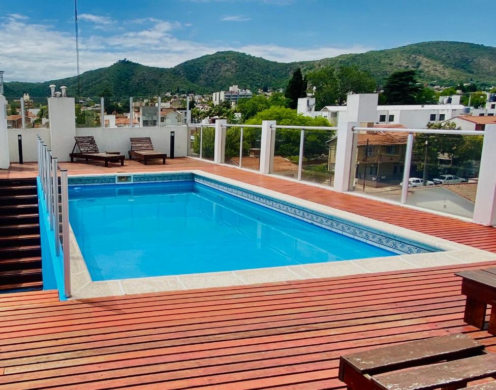 una piscina en el tejado de una casa en Edificio Manantiales, en Villa Carlos Paz