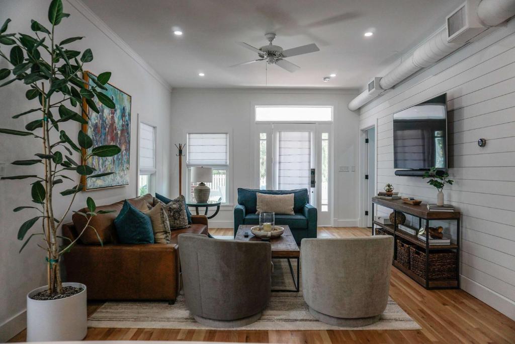 TV a/nebo společenská místnost v ubytování Casa Padrón - Gorgeous Home, Steps to 7th Ave