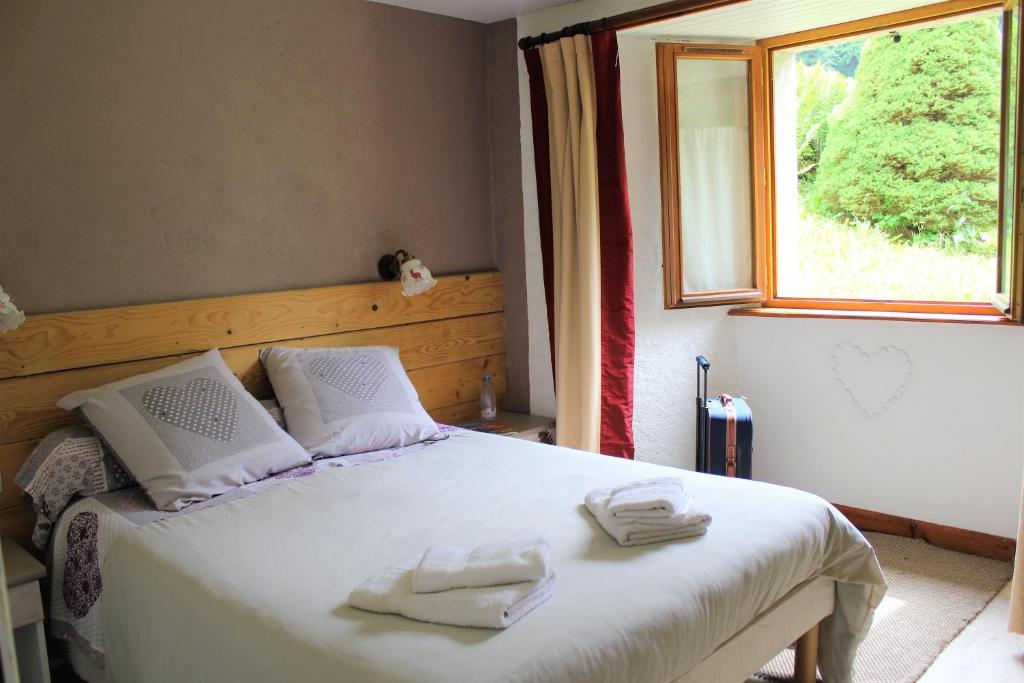 Ένα ή περισσότερα κρεβάτια σε δωμάτιο στο Gite Les Alberts - La Coume