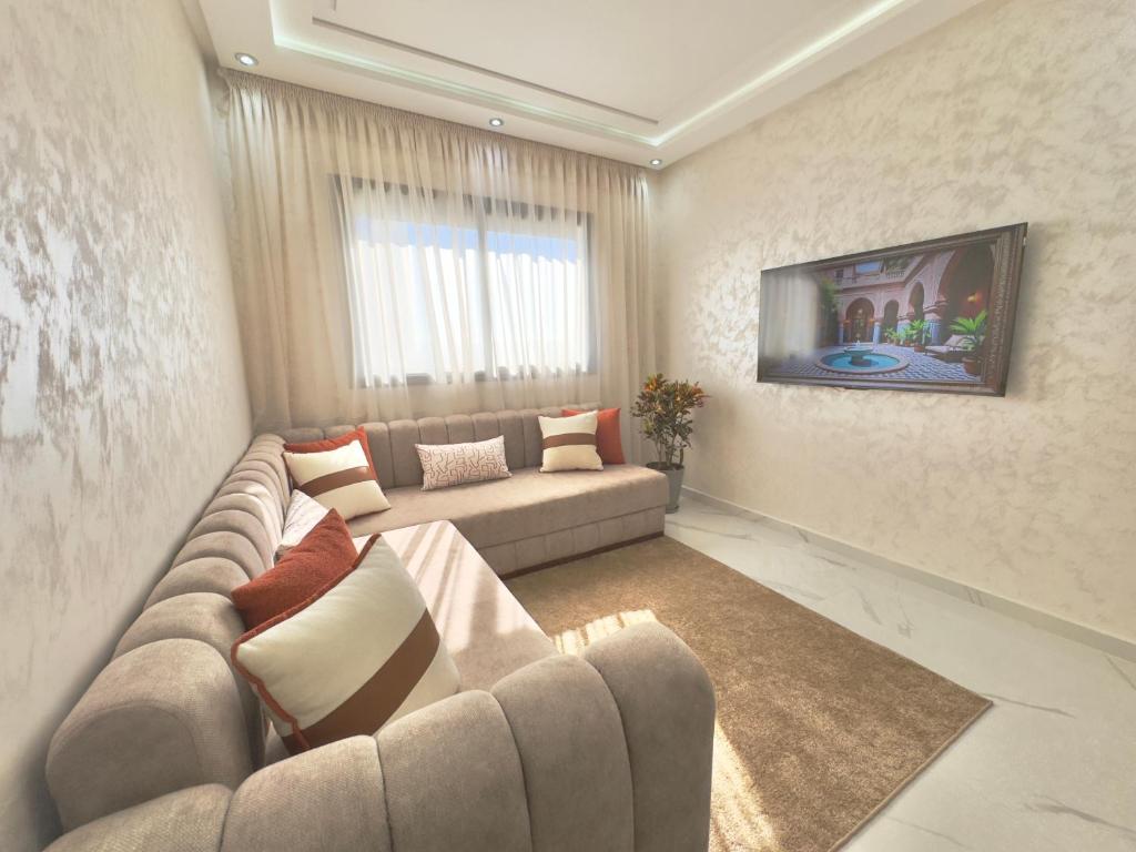 TV a/nebo společenská místnost v ubytování Dar Najat - 5 min Grand Stade - 10 min Aéroport