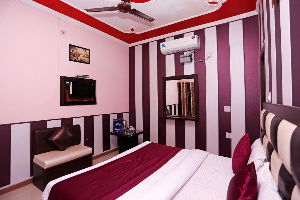 Ένα ή περισσότερα κρεβάτια σε δωμάτιο στο Hotel O Mehfil Hotel