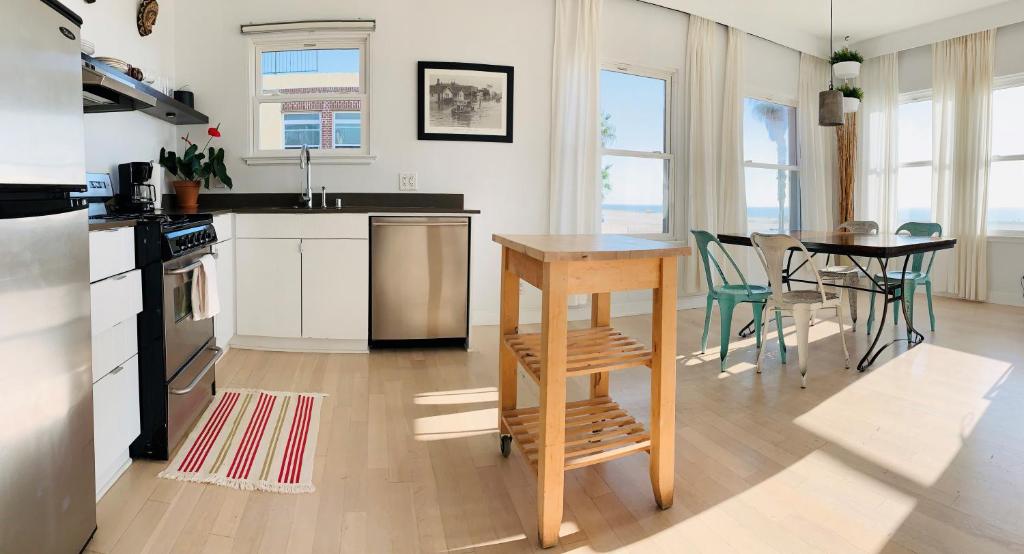 a kitchen with a table and a table and chairs at Su Casa at Venice Beach in Los Angeles