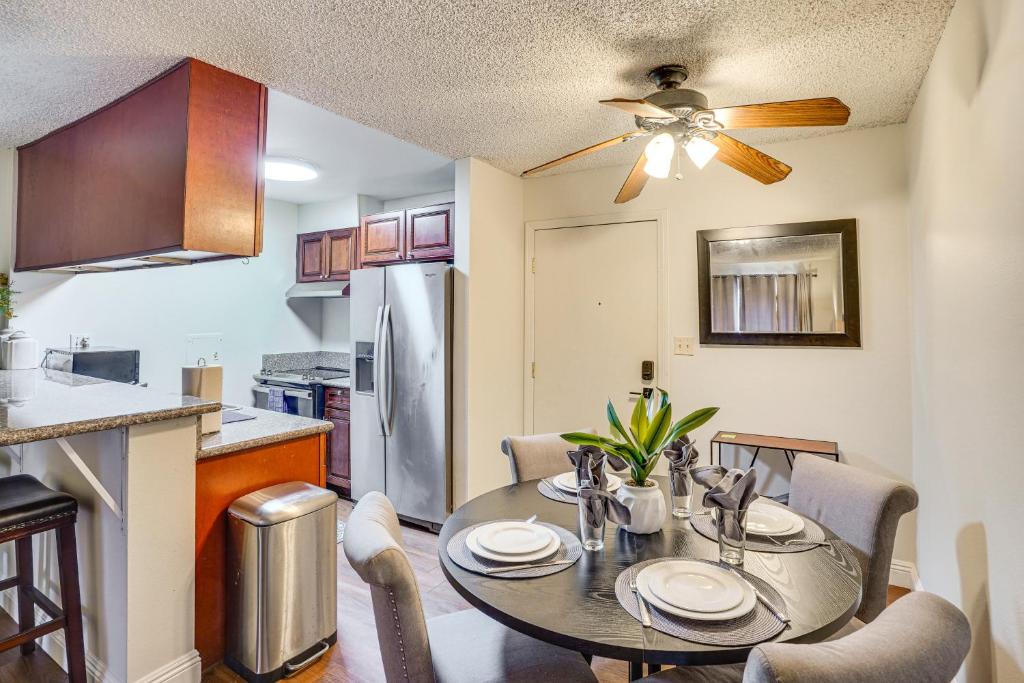 Η κουζίνα ή μικρή κουζίνα στο Steps to CSULB Cozy Condo with Pool Access!