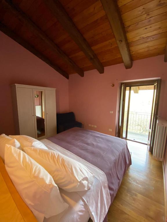 a bedroom with a large bed in a room at Le Notti Magiche in Occhieppo Superiore