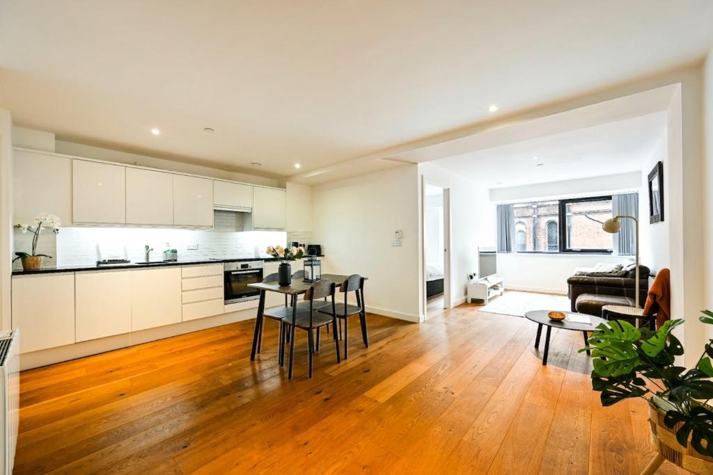 Köök või kööginurk majutusasutuses Modern 2Bed Flat, Close to Gatwick&Central London