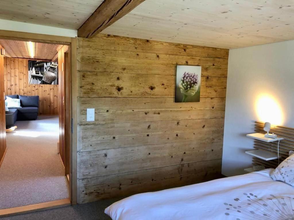 um quarto com uma parede de madeira e uma cama em Scheftenau em Kappel