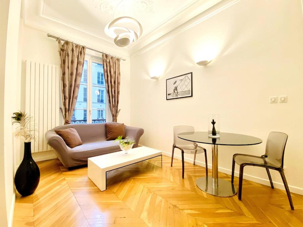 Design & Comfort between Arc de Triomphe & Eiffel Tower