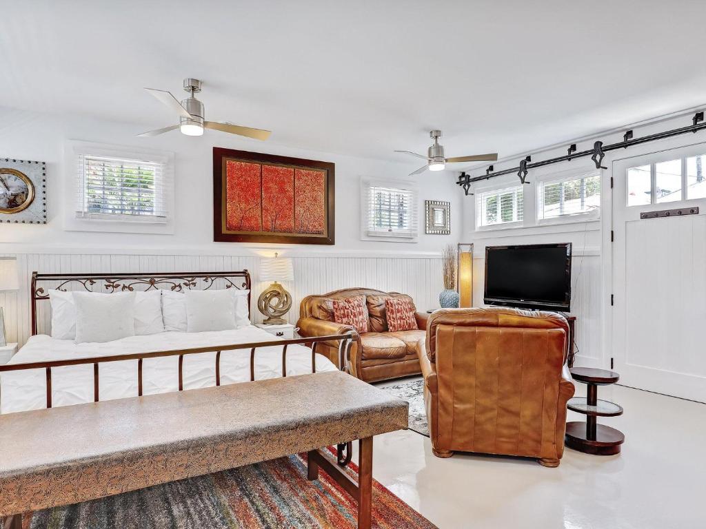 TV a/nebo společenská místnost v ubytování Drayton Place Carriage Unit 1