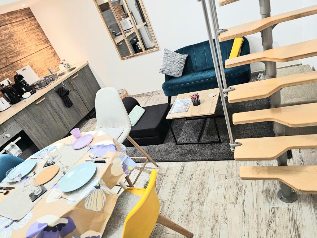 eine Draufsicht auf einen Raum mit einem Tisch und Stühlen in der Unterkunft Duplex N1 centre-ville, 8 min de la gare de Montluçon in Montluçon