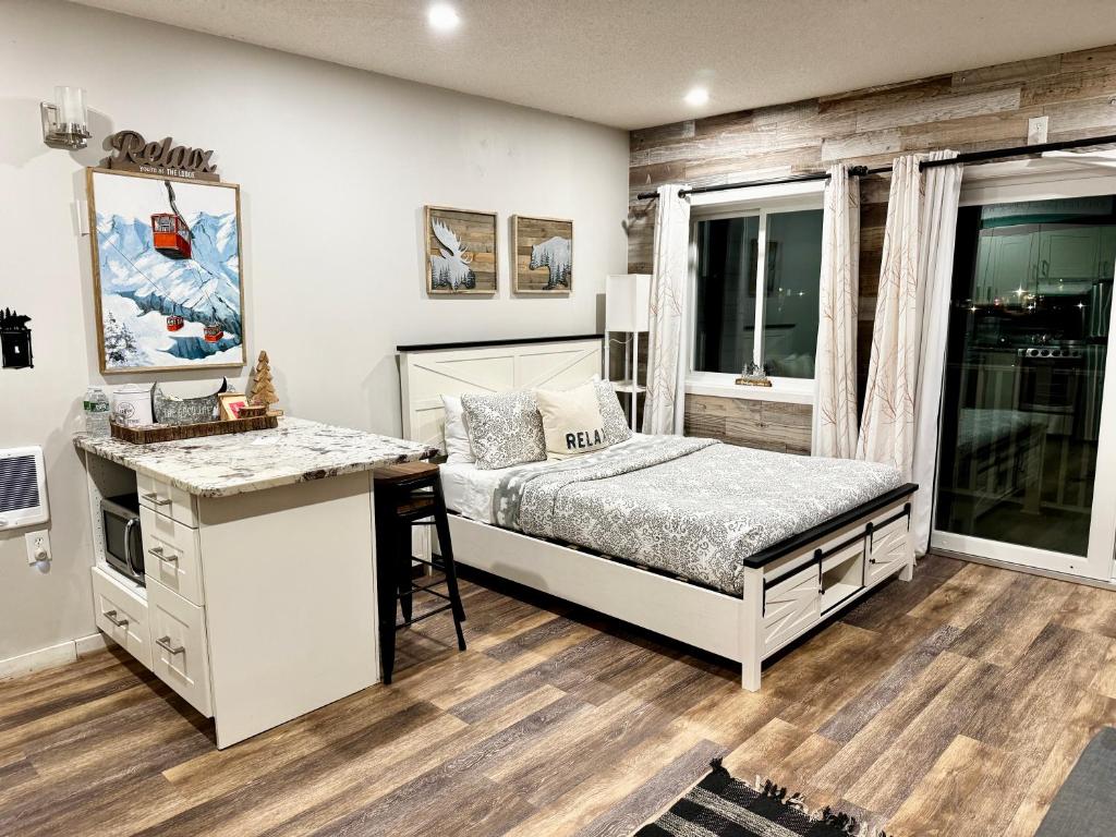 ein Schlafzimmer mit einem Bett und einem Schreibtisch in der Unterkunft B103 Stylish Loon Mountain Studio Condo with Pool and Hot Tub in Lincoln