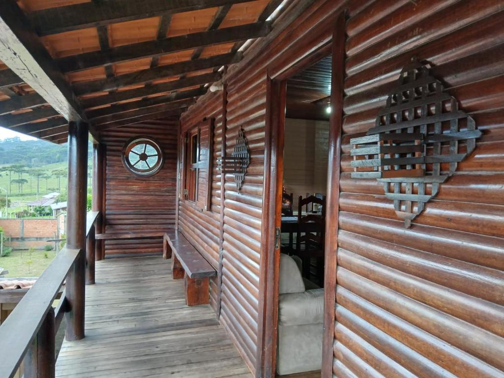 a hallway of a wooden house with wine bottles at Casas particulares Heil e Abadir in Urubici
