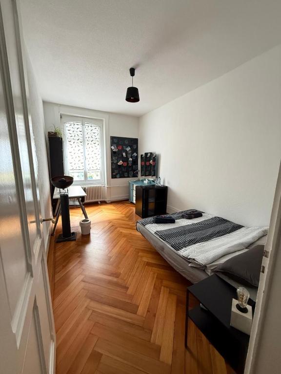 a bedroom with a bed in the middle of a room at Laus-Angeles in Lausanne