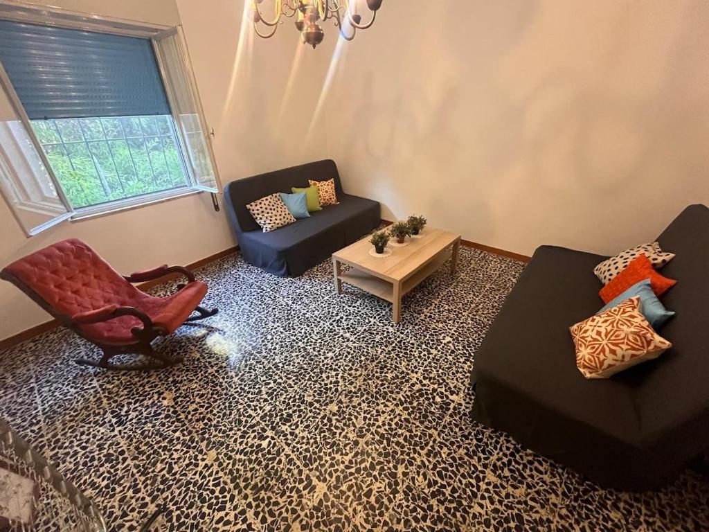 ein Wohnzimmer mit zwei Sofas und einem Tisch in der Unterkunft big house - vicino 20 minuti da PISA e LUCCA in Buti