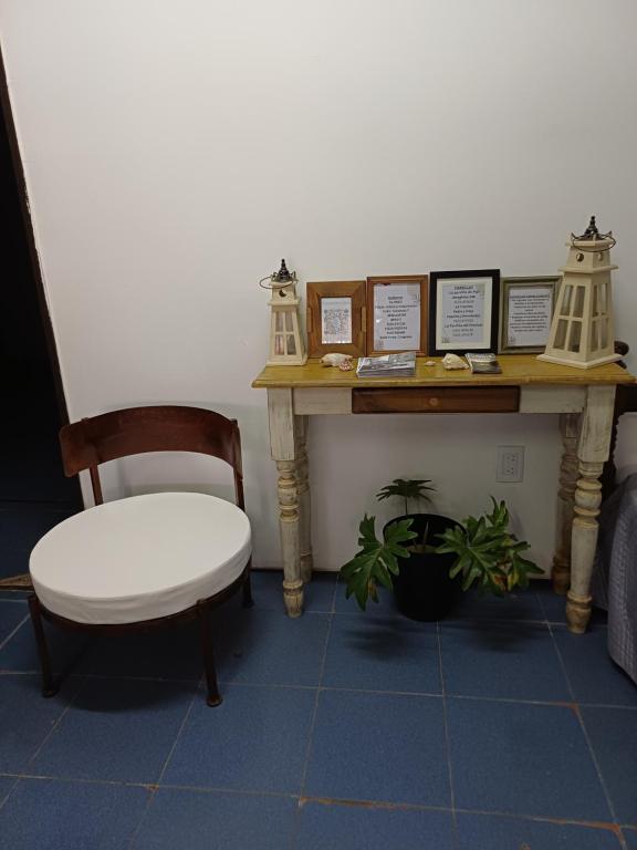 ein Schreibtisch mit Stuhl und ein Tisch mit zwei Lampen in der Unterkunft Mallorca in Jesús María